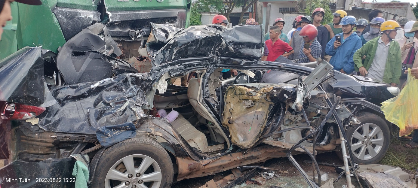 Hiện trường vụ tai nạn làm 3 thành viên CLB HAGL tử nạn Hiện trường vụ tai nạn làm 3 thành viên CLB HAGL tử nạn