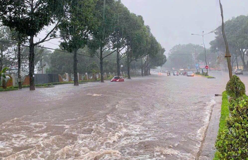 Tại TP.Pleiku nước mênh mông như dòng sông