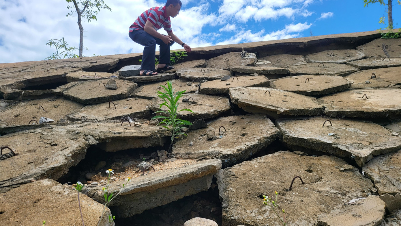 Các tấm đan bờ kè tại dự án 93 tỷ đồng bị hư hỏng, sạt lở