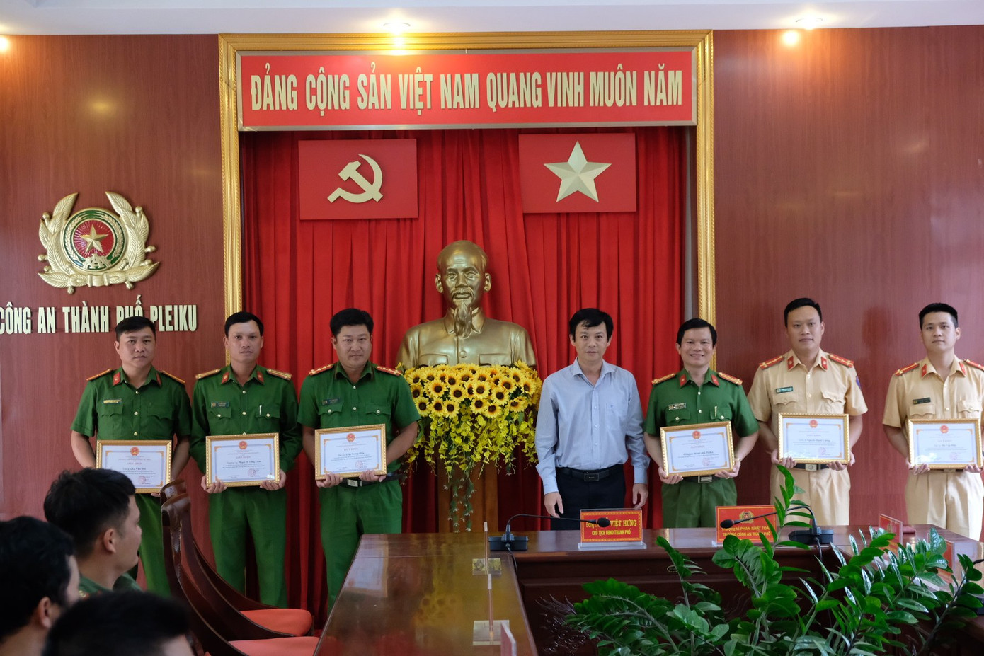 Ông Đỗ Việt Hưng, Chủ tịch UBND TP.Pleiku (áo trắng) thưởng nóng cho lực lượng Công an thành phố.