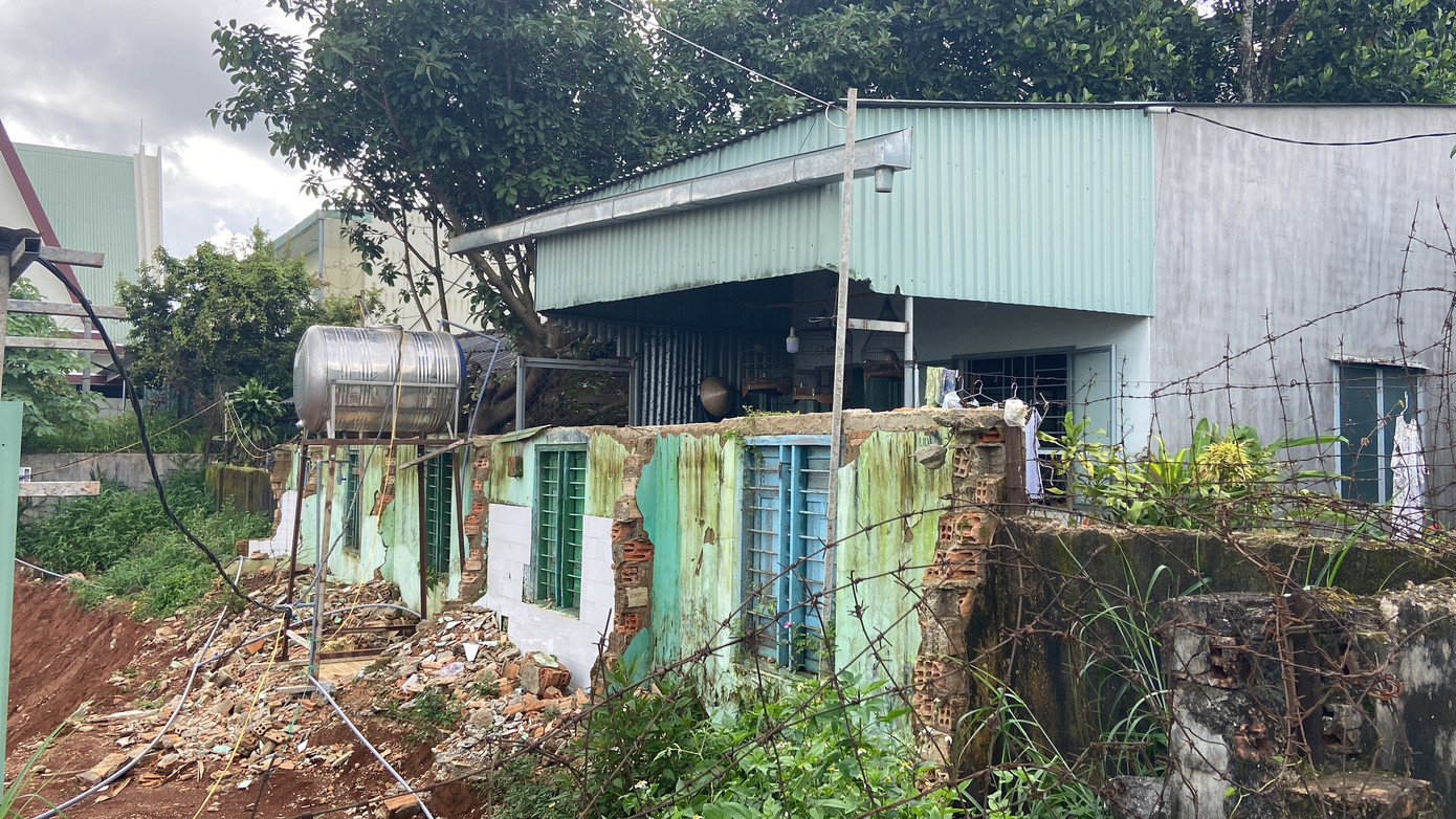 Căn nhà của ông Dũng hiện chưa thể di dời khỏi dự án.