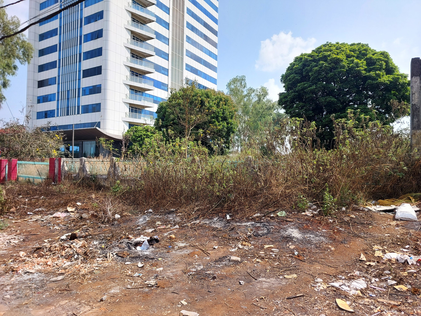 Tại TP.Pleiku, một khu đất “vàng” khác bị bỏ hoang nhiều năm án ngữ ở số 17 Trường Chinh. Khu vực này rộng hơn 6.000m2, có vị trí “đắc địa” khi cách trụ sở Tập đoàn Hoàng Anh Gia Lai vài mét; cách trụ sở Tập đoàn Đức Long Gia Lai khoảng 200m.