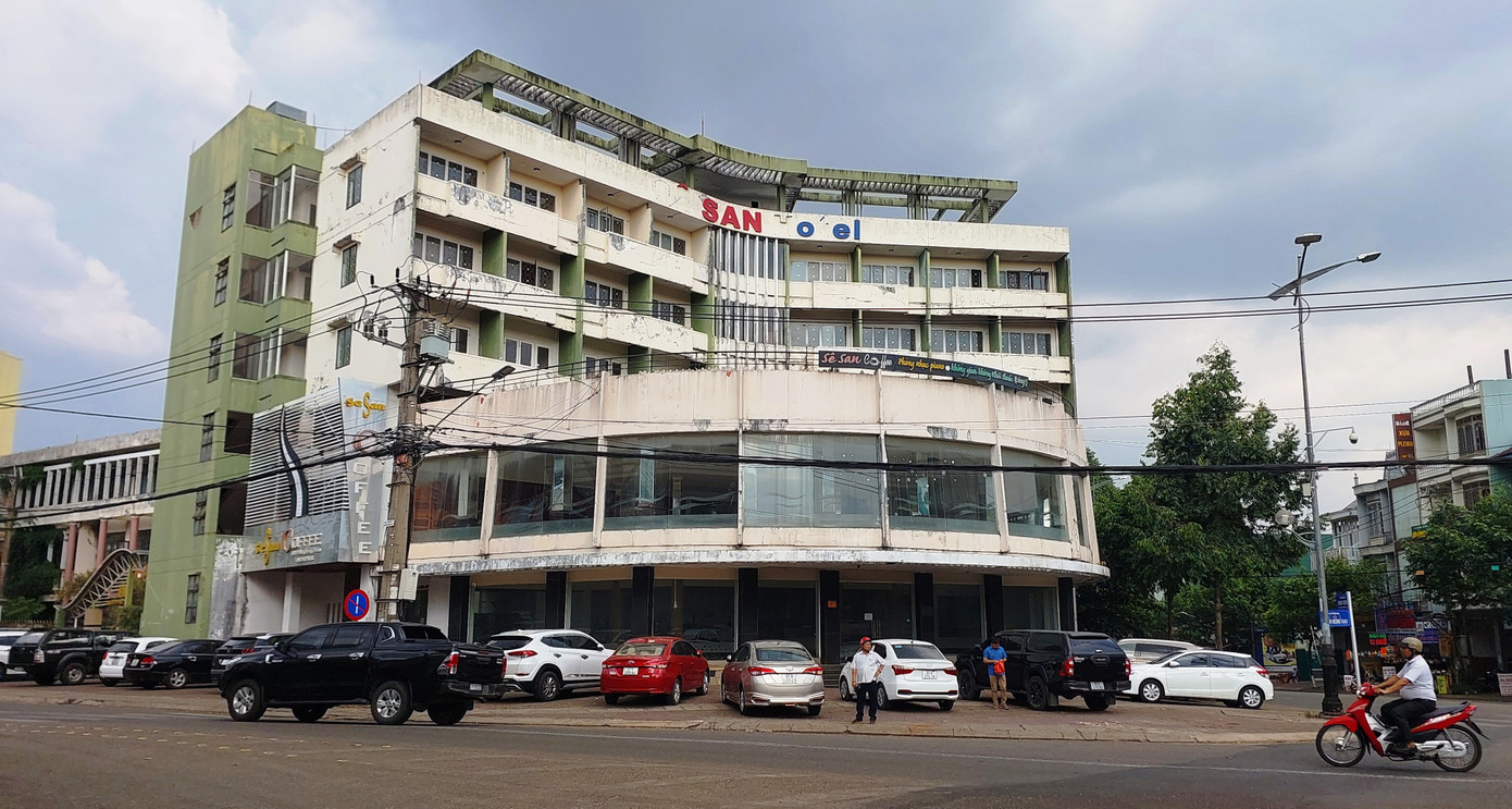 Tổ hợp khách sạn, cà phê Sê San - một công trình điểm nhấn của TP.Pleiku đã bỏ hoang 4 năm nay