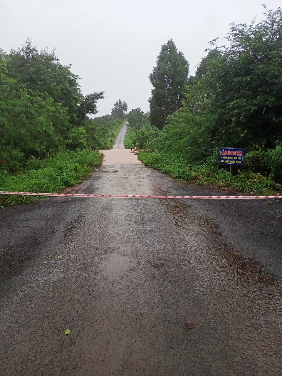 Rất nhiều ngầm tràn bị nước ngập sâu nhiều mét, không thể qua lại.