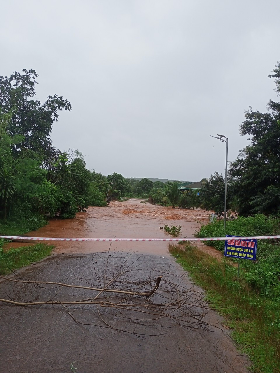 Tại một số huyện, chính quyền phải cắm bảng, giăng dây cấm người dân qua lại