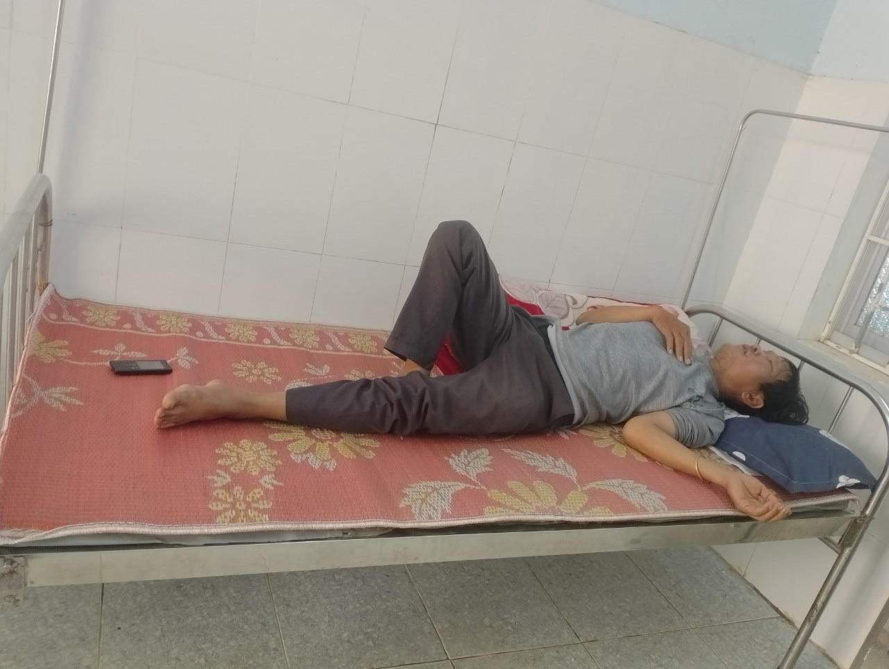 Ông Huỳnh Bá Thu nhập viện kiểm tra thương tích Ông Huỳnh Bá Thu nhập viện kiểm tra thương tích