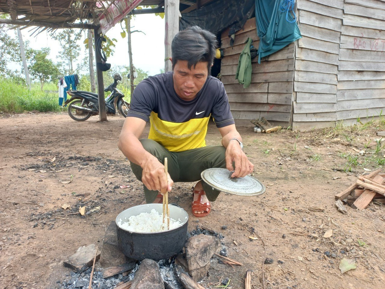 Điều kiện sinh hoạt khó khăn tại các chốt bảo vệ rừng ở Gia Lai. Điều kiện sinh hoạt khó khăn tại các chốt bảo vệ rừng ở Gia Lai.