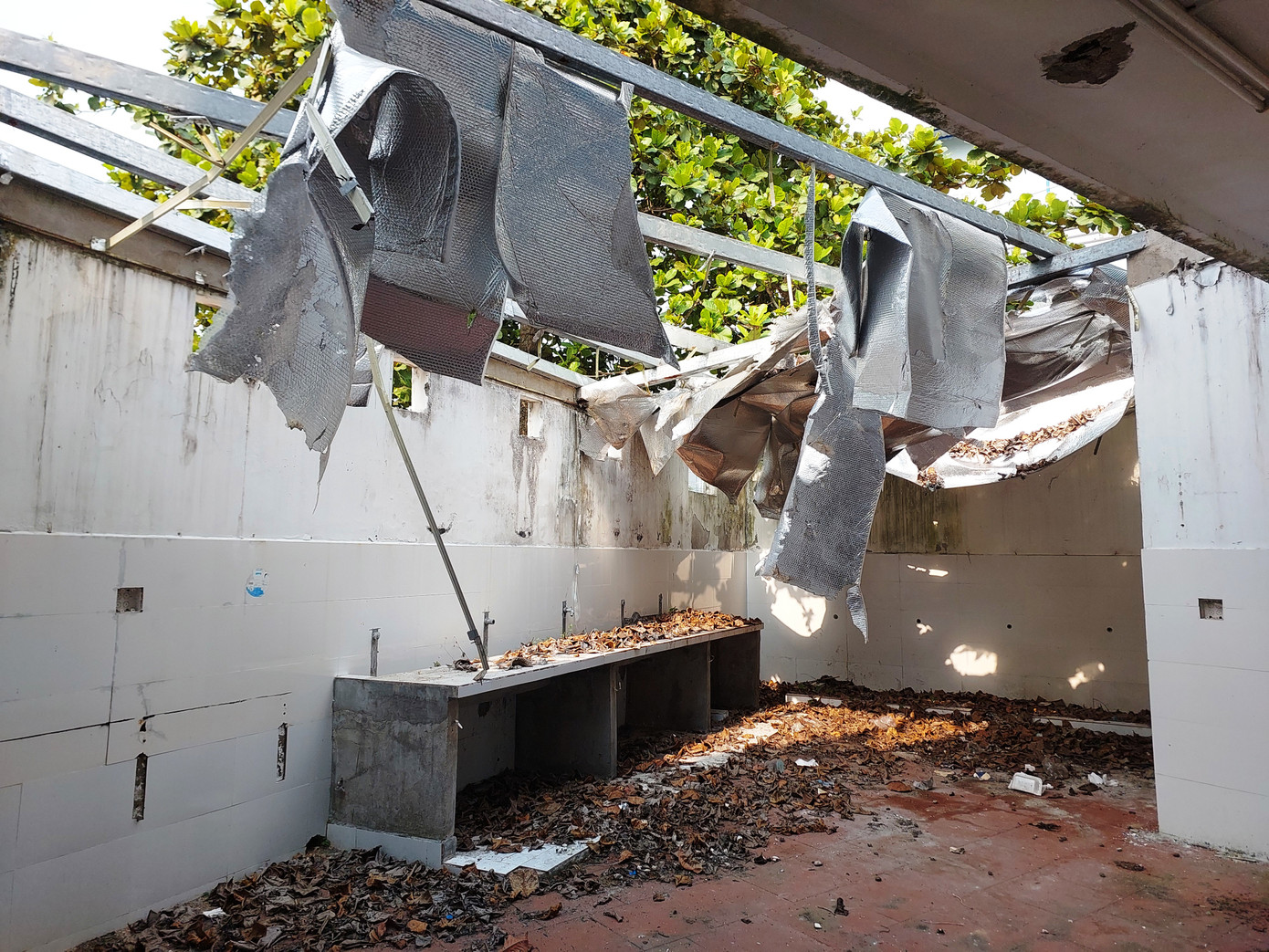 Khu vực này trước kia là trụ sở của Truyền hình cáp An Khê. Khoảng năm 2016, khu này được cho thuê lại kinh doanh quán nhậu, quán cà phê. Từ năm 2019 đến nay, khu nhà đất trên bị bỏ hoang, dột nát.