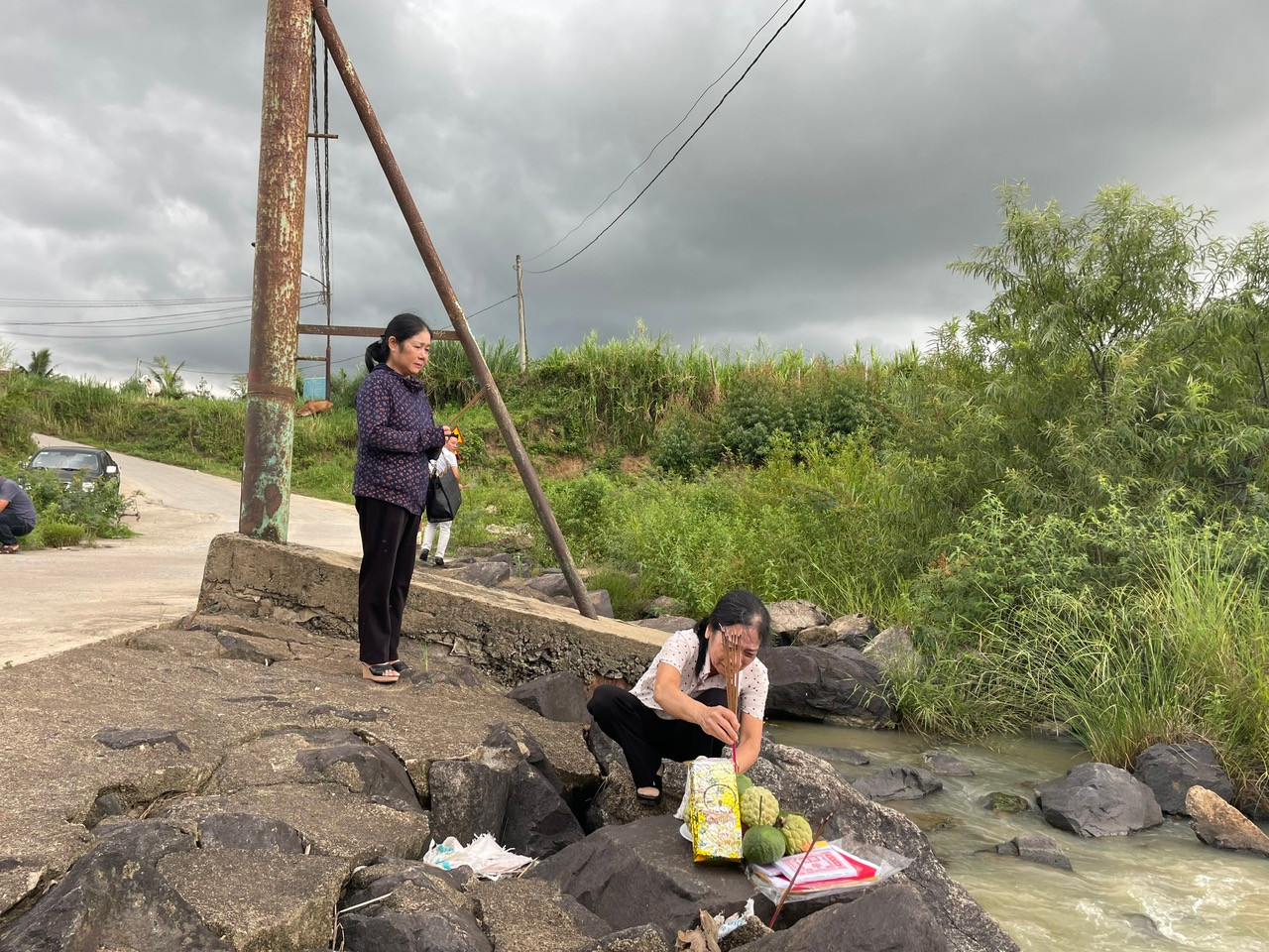 5 năm, người mẹ mới đạt được ước nguyện vào thăm nơi con mình ngã xuống