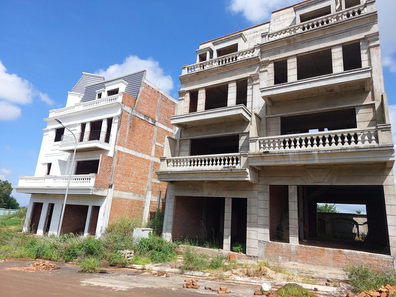 Những căn nhà phố được tô trét bên ngoài nhưng bên trong là những bức tường thấm dột. Những căn nhà phố được tô trét bên ngoài nhưng bên trong là những bức tường thấm dột.