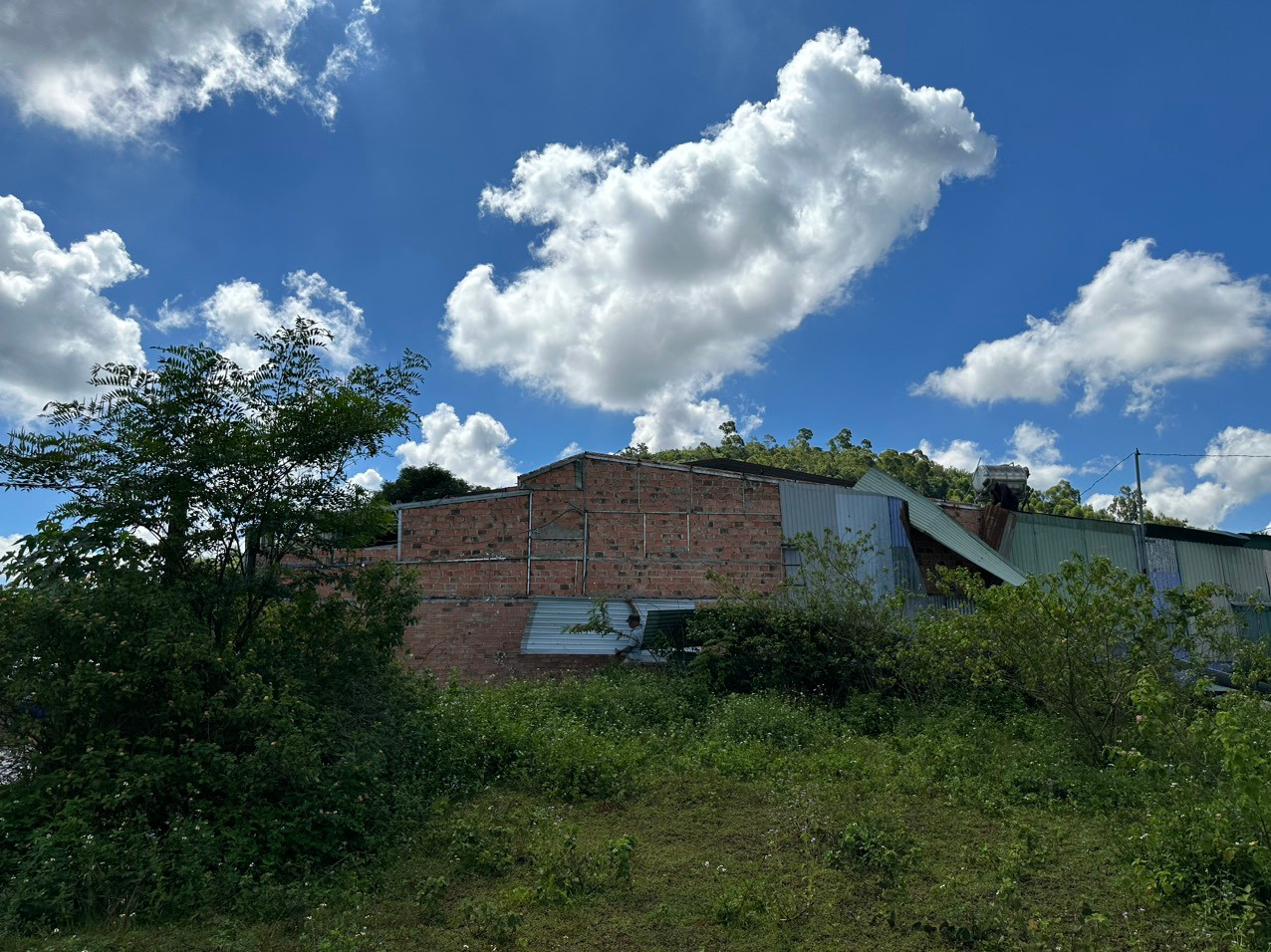 Một căn nhà không phép nằm trên quy hoạch đất quốc phòng Một căn nhà không phép nằm trên quy hoạch đất quốc phòng