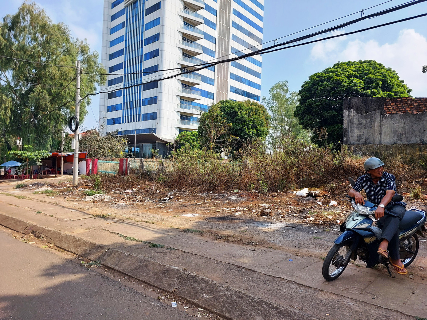 Từ năm 2018, tỉnh này dự tính làm dự án “Tổ hợp thương mại - dịch vụ cao cấp, vui chơi giải trí, kết hợp công trình Shophouse". Tuy nhiên, hiện khu đất vẫn để không, bên trong cỏ dại um tùm, người dân “tranh thủ” tập kết rác thải.