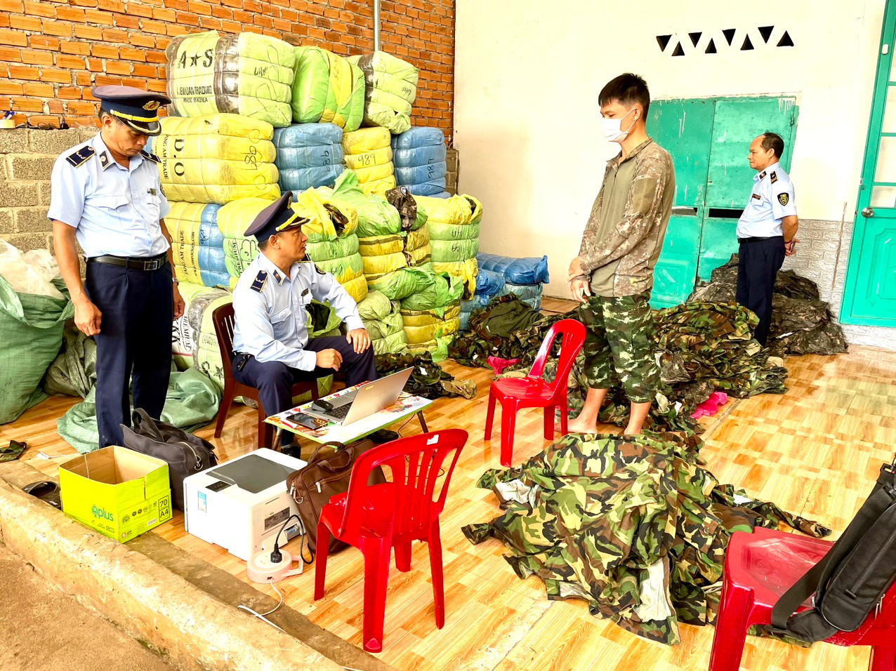 Số quần áo rằn ri không có nguồn gốc bị phát hiện tại Đắk Lắk Số quần áo rằn ri không có nguồn gốc bị phát hiện tại Đắk Lắk