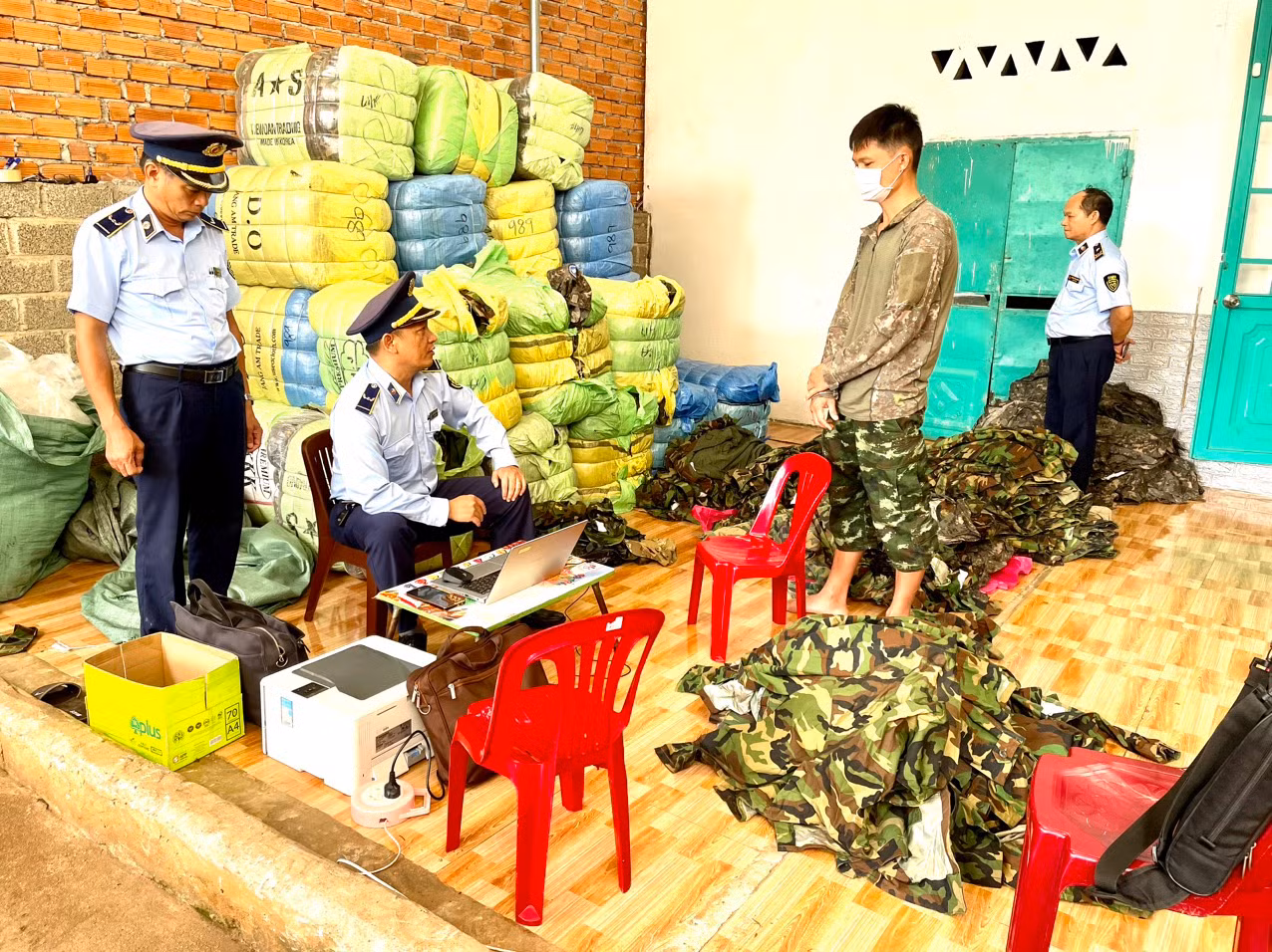 Số quần áo rằn ri không có nguồn gốc bị phát hiện tại Đắk Lắk