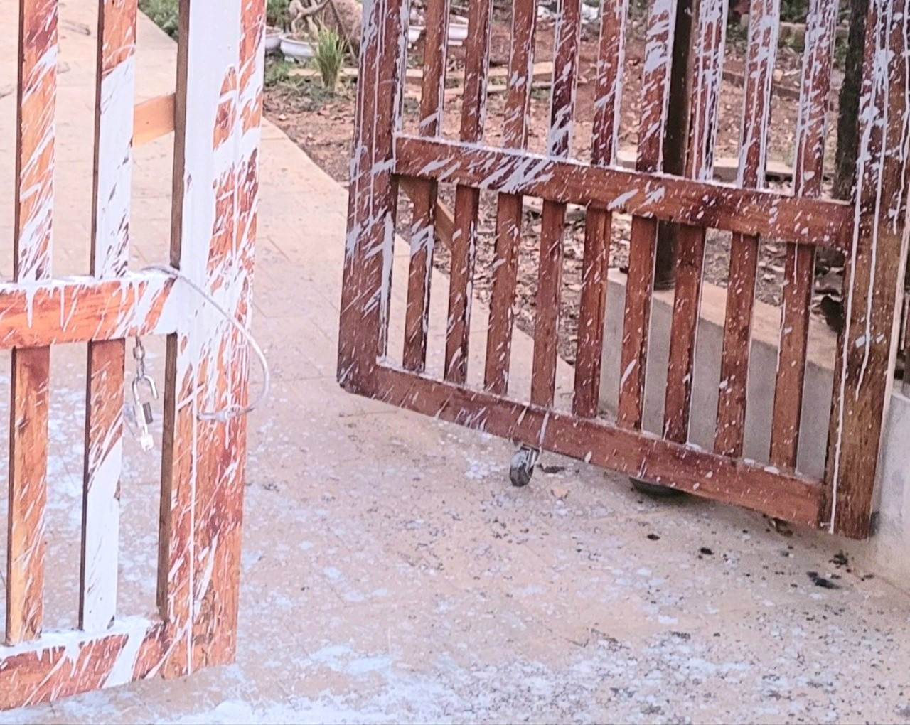 Cánh cửa của căn nhà nơi ông Y ở bị tạt rất nhiều