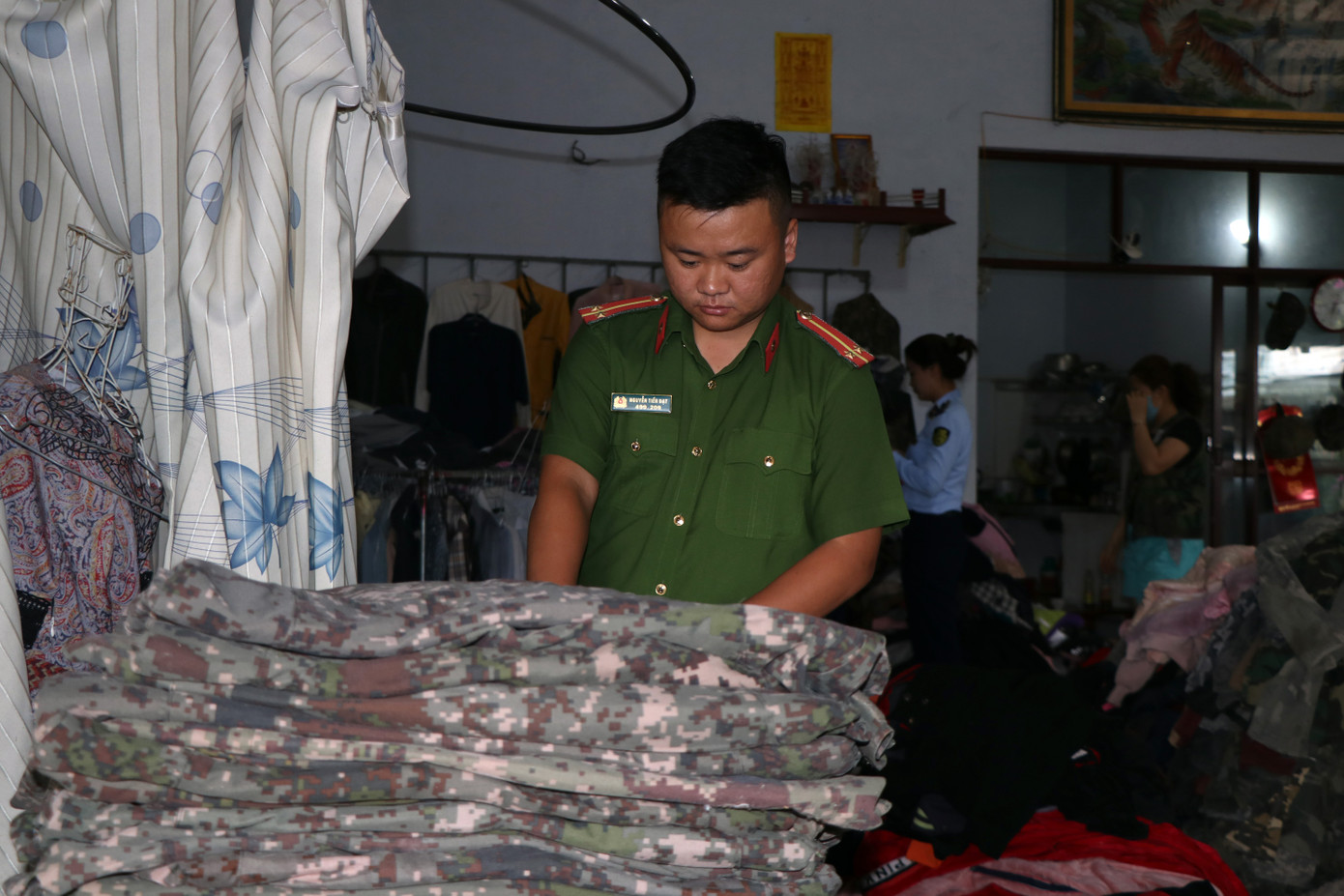 Công an phát hiện 1.000 bộ quần áo rằn ri nhập lậu tại Kon Tum Công an phát hiện 1.000 bộ quần áo rằn ri nhập lậu tại Kon Tum