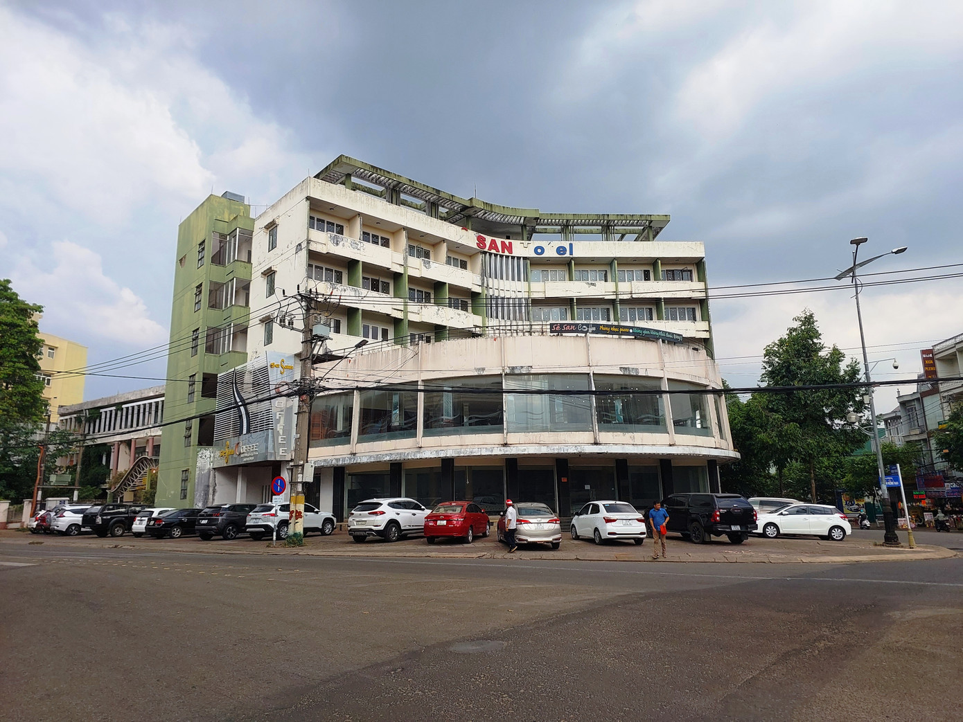 Điển hình khu đất rộng 1.142m2 tọa lạc tại 89 Hùng Vương (TP.Pleiku, Gia Lai) để hoang gần 4 năm nay. Khu vực này tiền thân là tổ hợp khách sạn, cà phê Sê San do Cty Cổ phần thủy điện Sê San đầu tư, khai thác. Công trình xuống cấp nặng, nứt nẻ, rêu mốc bủa vây, bụi bặm.