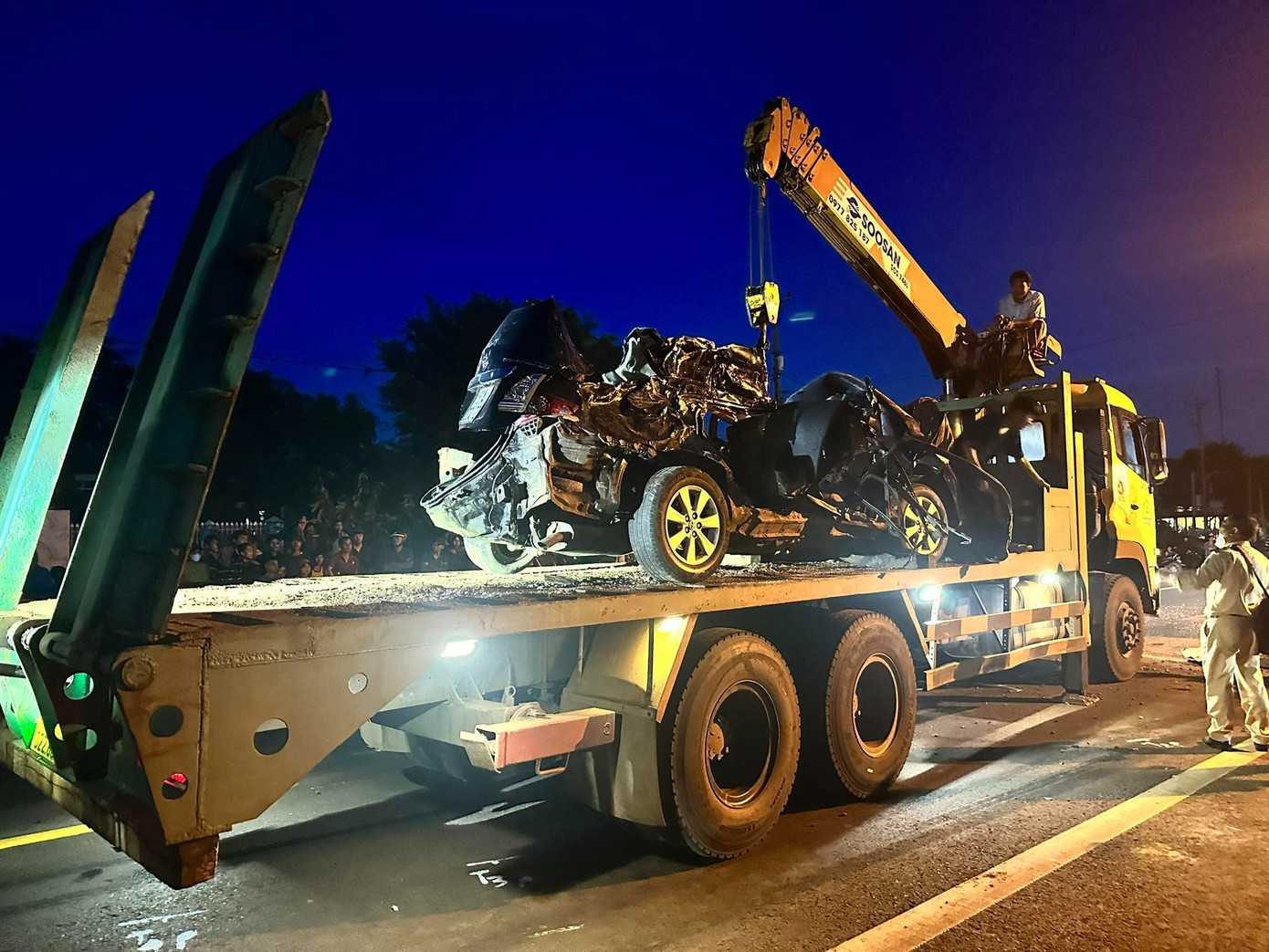 Xe chở 3 thành viên CLB HAGL bẹp dúm sau tai nạn