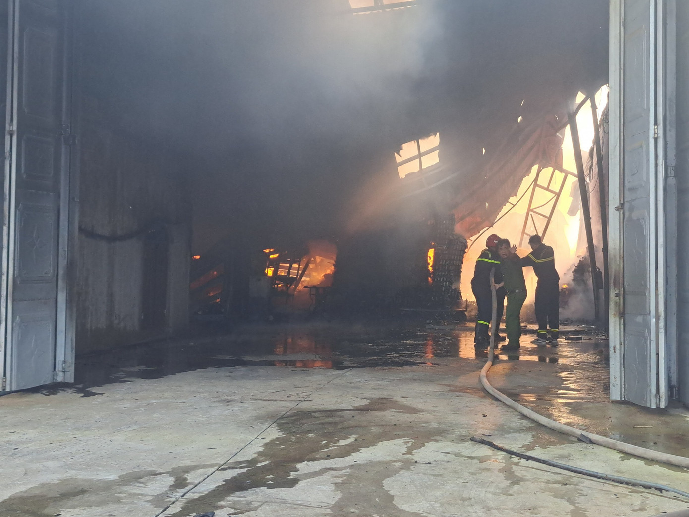 Lực lượng chữa cháy căng mình dập lửa