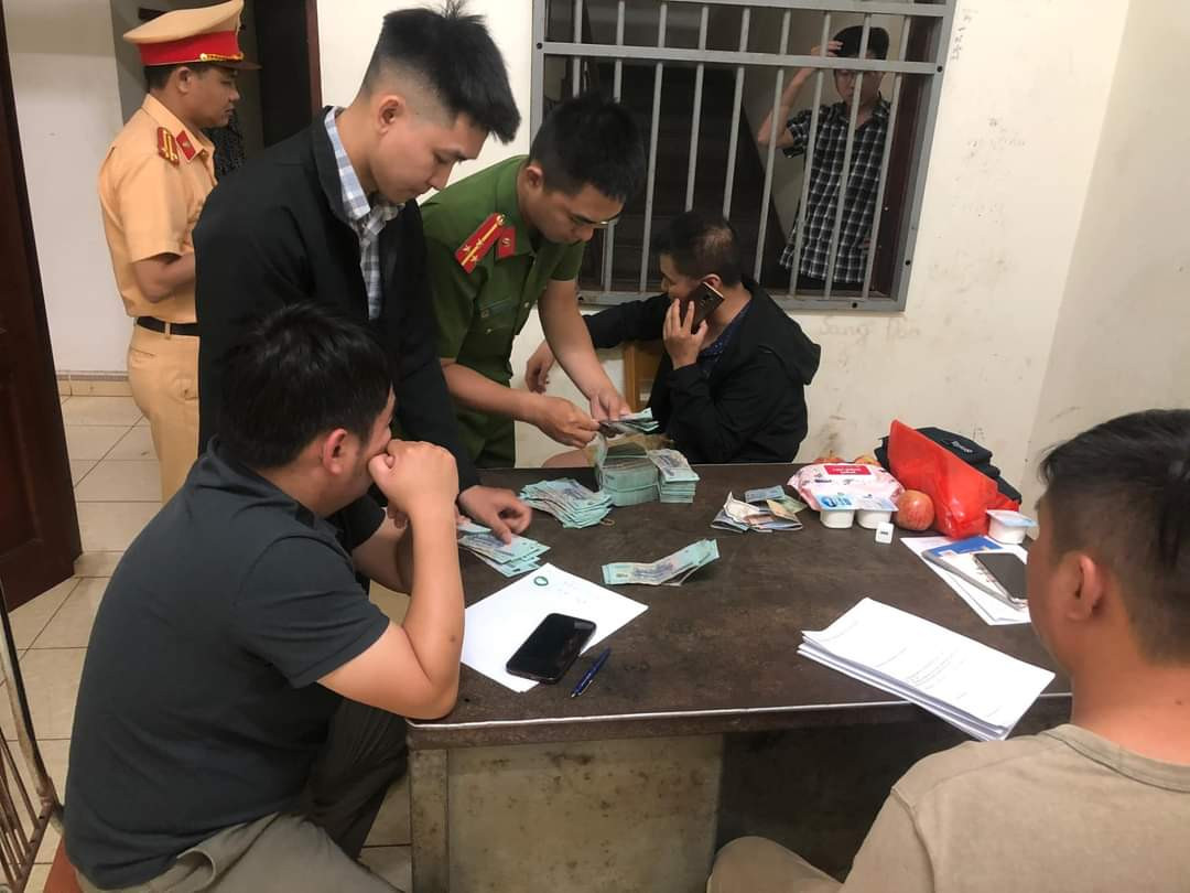 Nghi phạm Yang Zhong Wu tại cơ quan công an TP.Pleiku