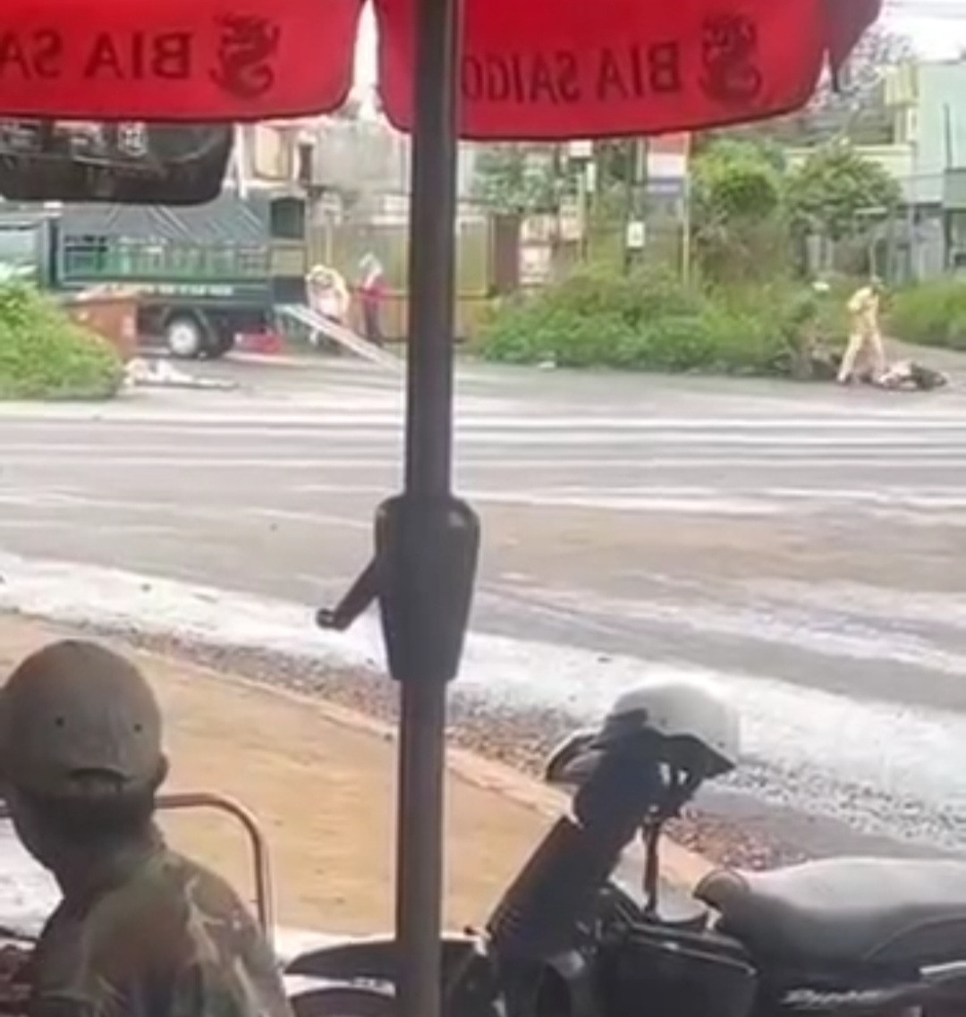 Hình ảnh bà Thạch, người bán cá ngã ra đường sau khi "giằng co" với cán bộ trật tự đô thị phường