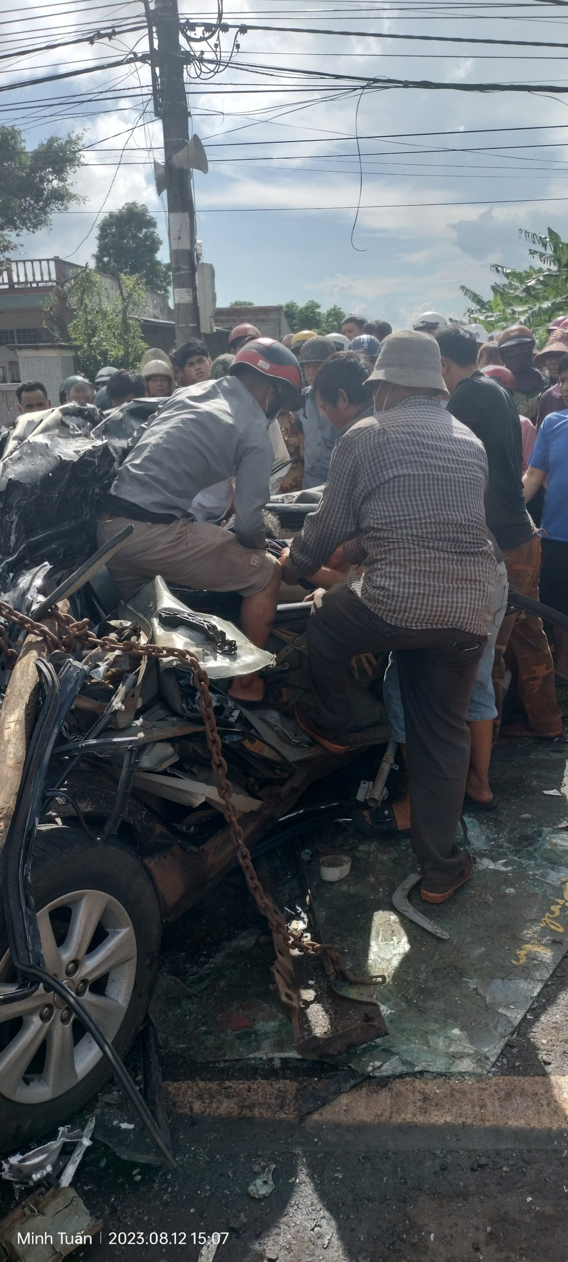 Người dân tham gia giải cứu tài xế xe con của CLB HAGL Nguyễn Tú Sinh Người dân tham gia giải cứu tài xế xe con của CLB HAGL Nguyễn Tú Sinh