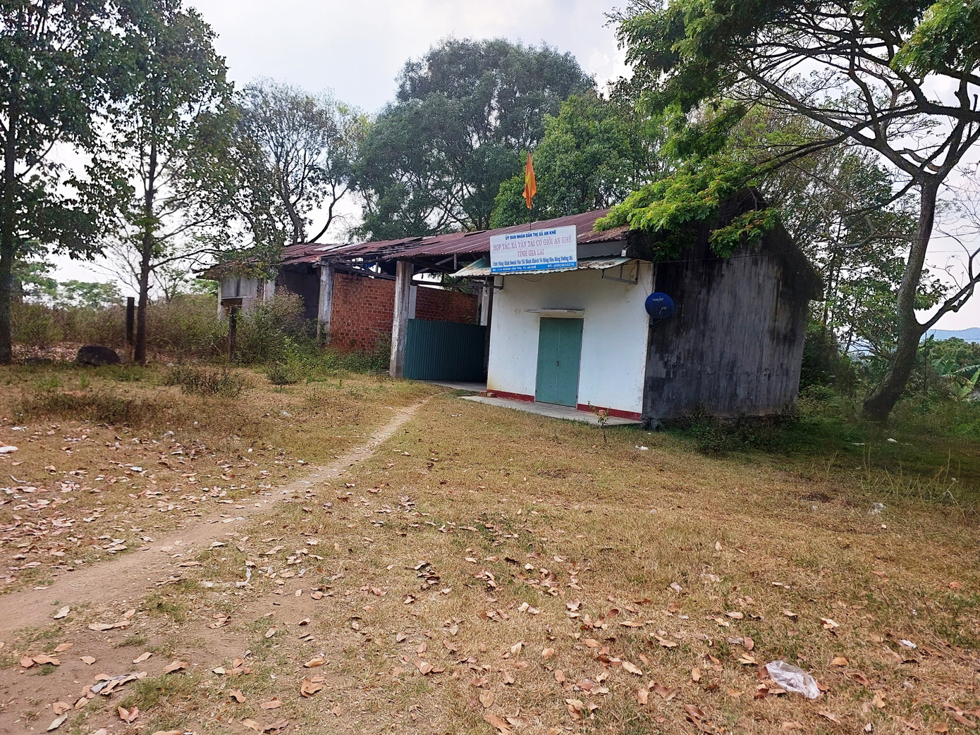 Tại thị xã sầm uất nhất của Gia Lai là An Khê cũng có 4 khu đất bị bỏ hoang. Cụ thể, hai khu đất tại số 117A và 117B nằm sát trụ sở Trung tâm bồi dưỡng Chính trị thị xã An Khê, trên đường Hoàng Văn Thụ.