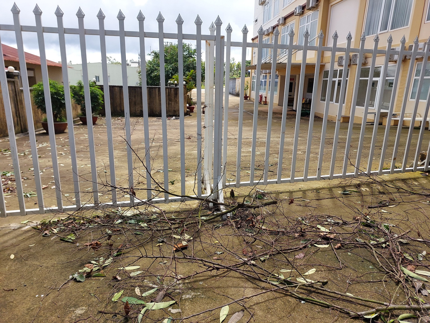 Cổng vào Bệnh viện Đa khoa Bình An Gia Lai khóa trái, gần như hoang phế, ổ khóa đã gỉ sét