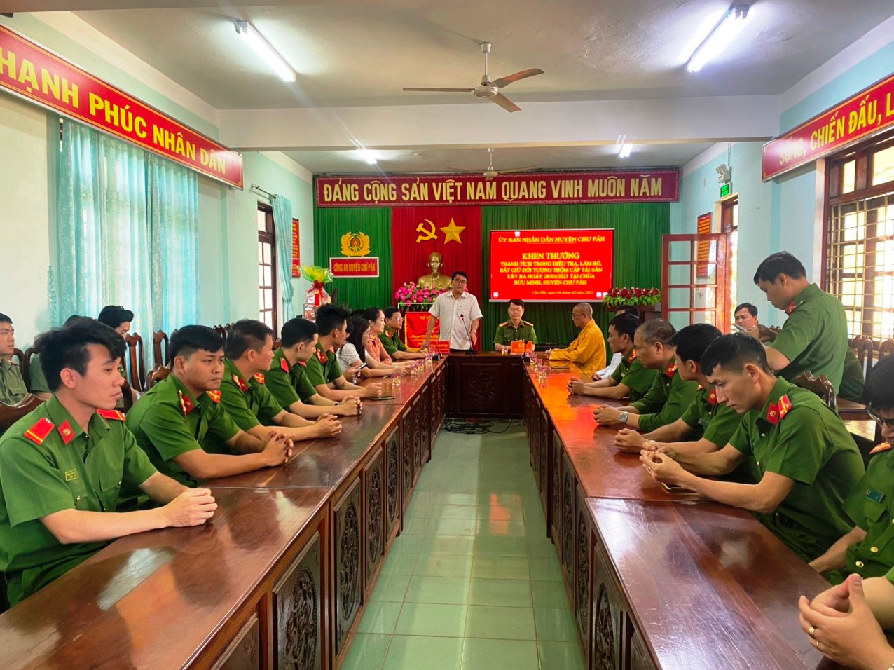 Ông Nay Kiên, Chủ tịch UBND huyện Chư Pah (áo trắng) khen thưởng lực lượng công an trong thành tích phá án.