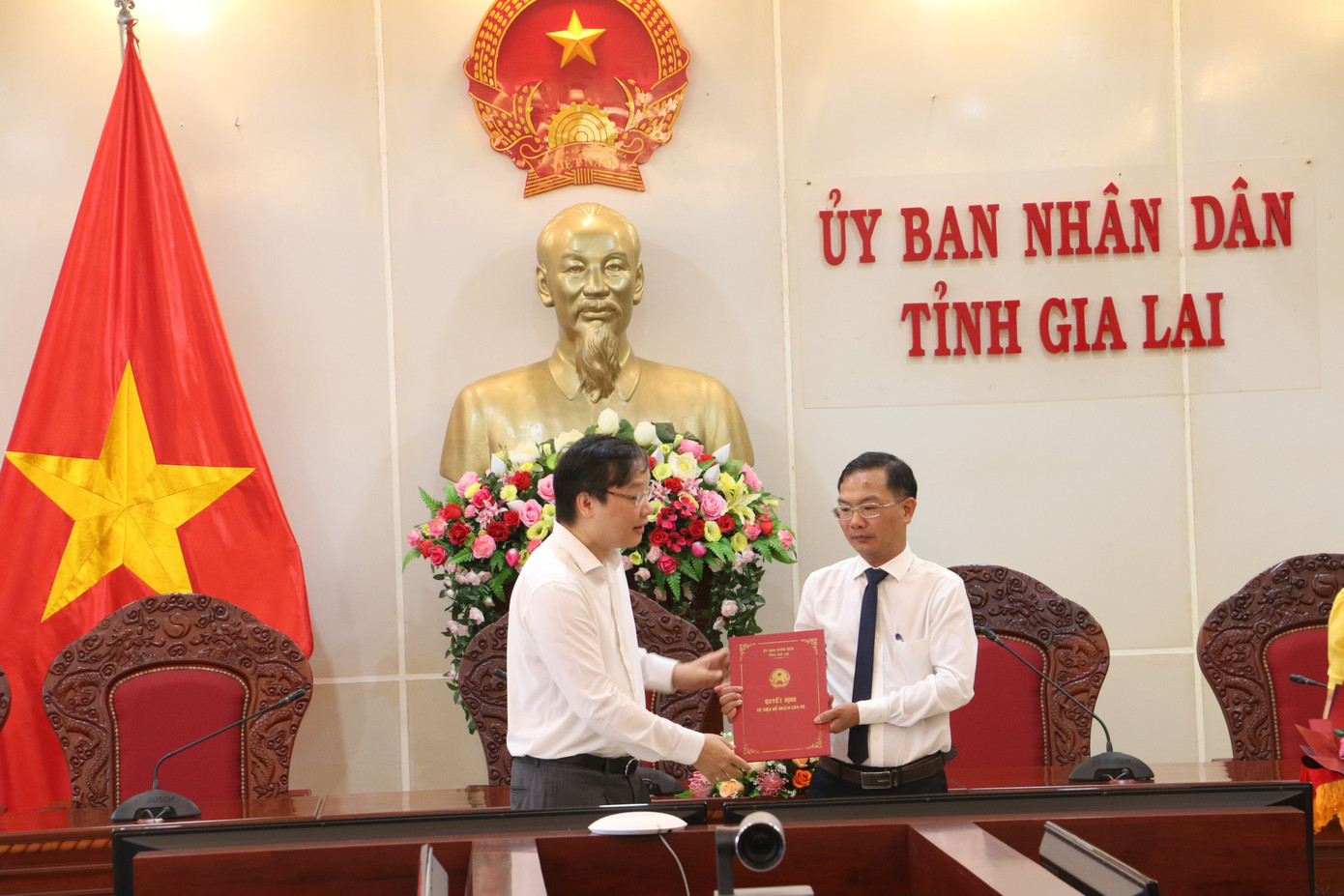 Chủ tịch UBND tỉnh Gia Lai trao quyết định bổ nhiệm cho ông Trần Đình Triết Chủ tịch UBND tỉnh Gia Lai trao quyết định bổ nhiệm cho ông Trần Đình Triết