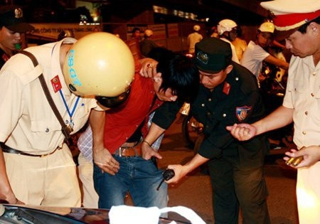 Công an Hà Nội thu súng trong người một đối tượng. Công an Hà Nội thu súng trong người một đối tượng