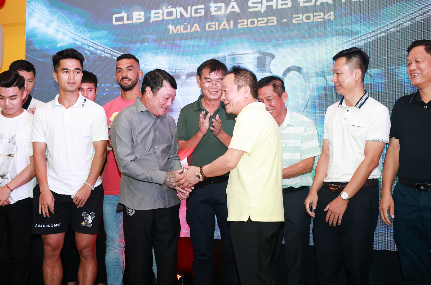 Bầu Hiển chúc mừng thầy trò HLV Trương Việt Hoàng thành tích thăng hạng sớm V-League đồng thời cam kết tiếp tục đồng hành (ảnh A.H) Bầu Hiển chúc mừng thầy trò HLV Trương Việt Hoàng thành tích thăng hạng sớm V-League đồng thời cam kết tiếp tục đồng hành (ảnh A.H)