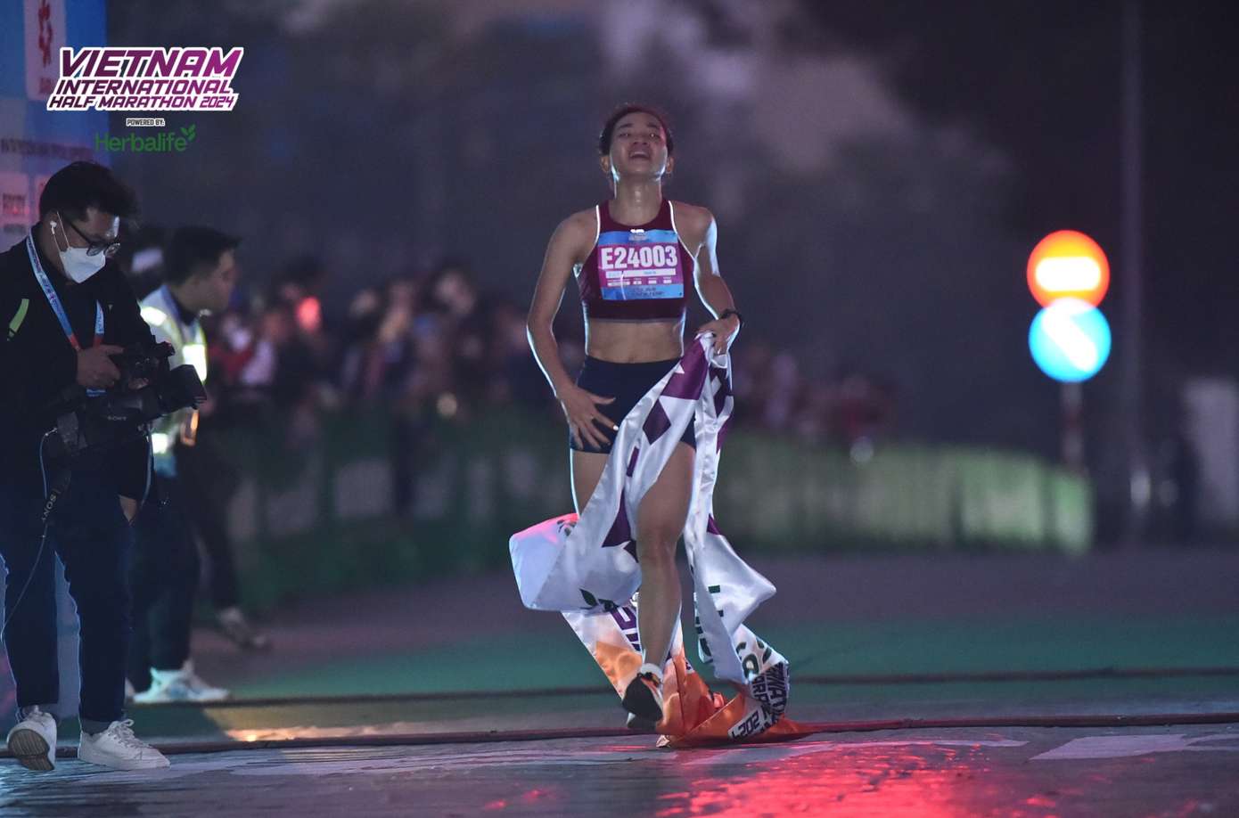 Nguyễn Thị Oanh không có đối thủ trên đường chạy 21km giải bán Marathon quốc tế 2024. (ảnh Chi Chi) Nguyễn Thị Oanh không có đối thủ trên đường chạy 21km giải bán Marathon quốc tế 2024. (ảnh Chi Chi)