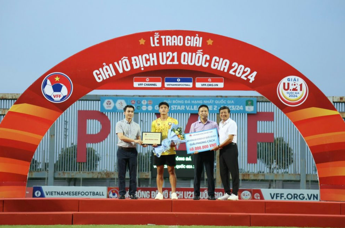 Đại diện Liên đoàn bóng đá Việt Nam (VFF) trao thưởng cho các cầu thủ trong trận Chung kết U21 quốc gia (ảnh Anh Thư) Đại diện Liên đoàn bóng đá Việt Nam (VFF) trao thưởng cho các cầu thủ trong trận Chung kết U21 quốc gia (ảnh Anh Thư)