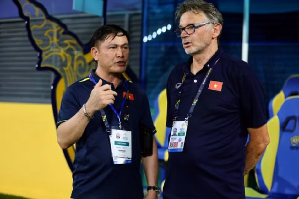 Phó chủ tịch Trần Anh Tú trao đổi với HLV Philippe Troussier tại SEA Games 32 (ảnh Dũng Phương)