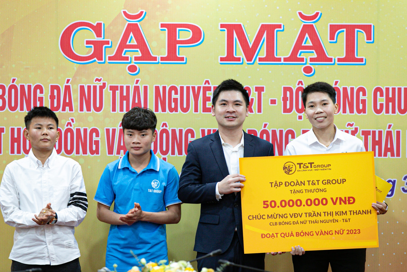 Hợp đồng mới với các tuyển thủ hứa hẹn tăng cường sức mạnh cho đội bóng đá nữ Thái Nguyên mùa giải tới. (ảnh Minh Dân)