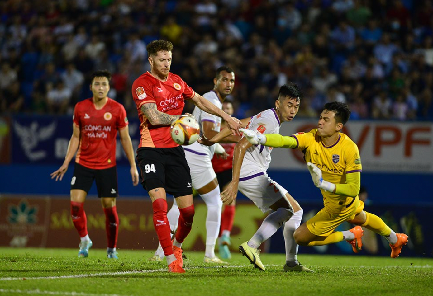CAHN thua nhiều trận tại V-League gần đây do phong độ sa sút của một số trụ cột (ảnh Anh Tú) CAHN thua nhiều trận tại V-League gần đây do phong độ sa sút của một số trụ cột (ảnh Anh Tú)