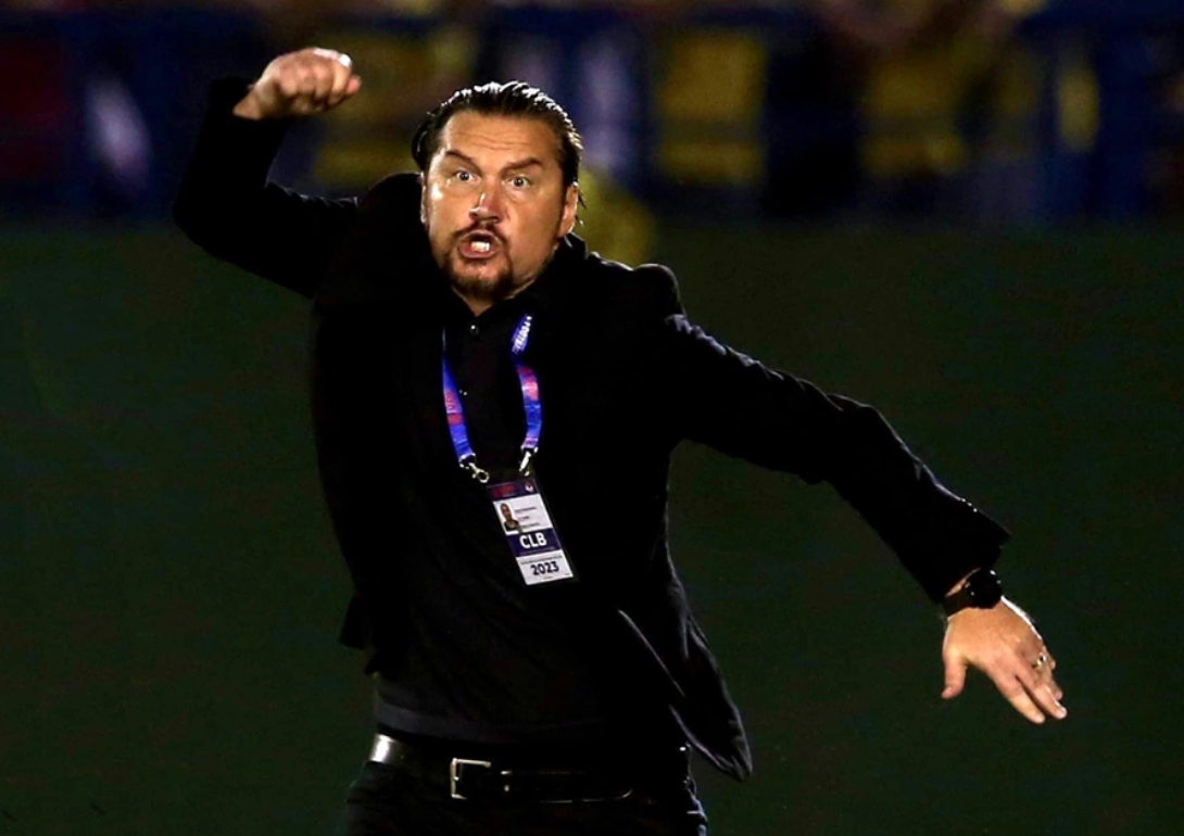 HLV Velizar Popov luôn giàu bầu nhiệt huyết ngoài đường biên...