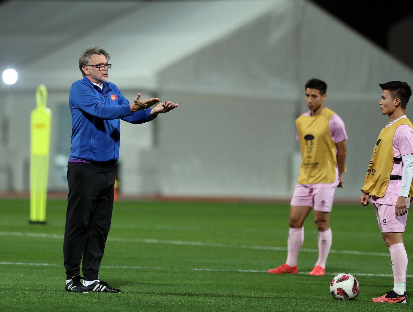 HLV Troussier buộc phải đưa đội tuyển Việt Nam vượt qua Vòng loại thứ 2 World Cup 2026 nếu không muốn đối diện nguy cơ sa thải (ảnh Hữu Phạm) HLV Troussier buộc phải đưa đội tuyển Việt Nam vượt qua Vòng loại thứ 2 World Cup 2026 nếu không muốn đối diện nguy cơ sa thải (ảnh Hữu Phạm)