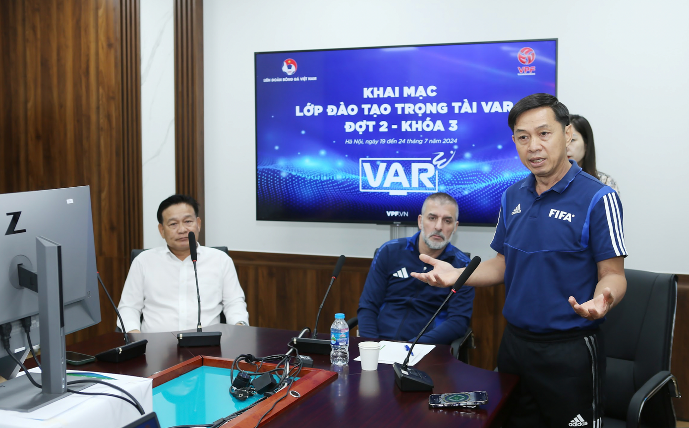 Lớp đào tạo VAR do VFF và VPF phối hợp tổ chức hướng đến áp dụng công nghệ trợ lý trọng tài video rộng rãi ở V-League (ảnh Huyền Huyền) Lớp đào tạo VAR do VFF và VPF phối hợp tổ chức hướng đến áp dụng công nghệ trợ lý trọng tài video rộng rãi ở V-League (ảnh Huyền Huyền)