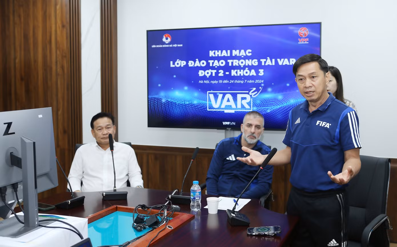 Lớp đào tạo VAR do VFF và VPF phối hợp tổ chức hướng đến áp dụng công nghệ trợ lý trọng tài video rộng rãi ở V-League (ảnh Huyền Huyền)