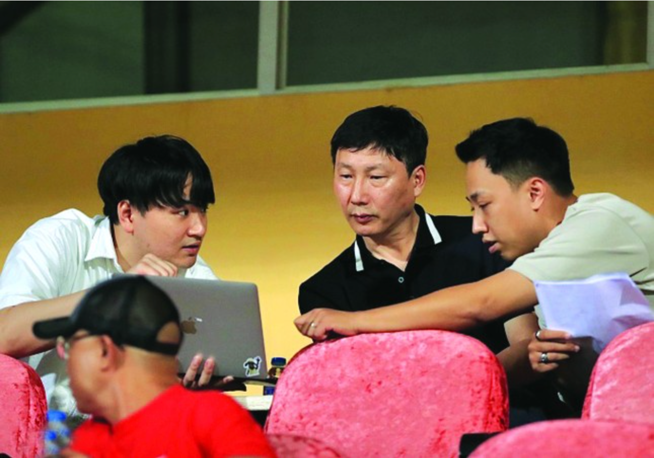 HLV Kim Sang-sik theo dõi V-League để chuẩn bị lực lượng cho các nhiệm vụ của đội tuyển Việt Nam. HLV Kim Sang-sik theo dõi V-League để chuẩn bị lực lượng cho các nhiệm vụ của đội tuyển Việt Nam.