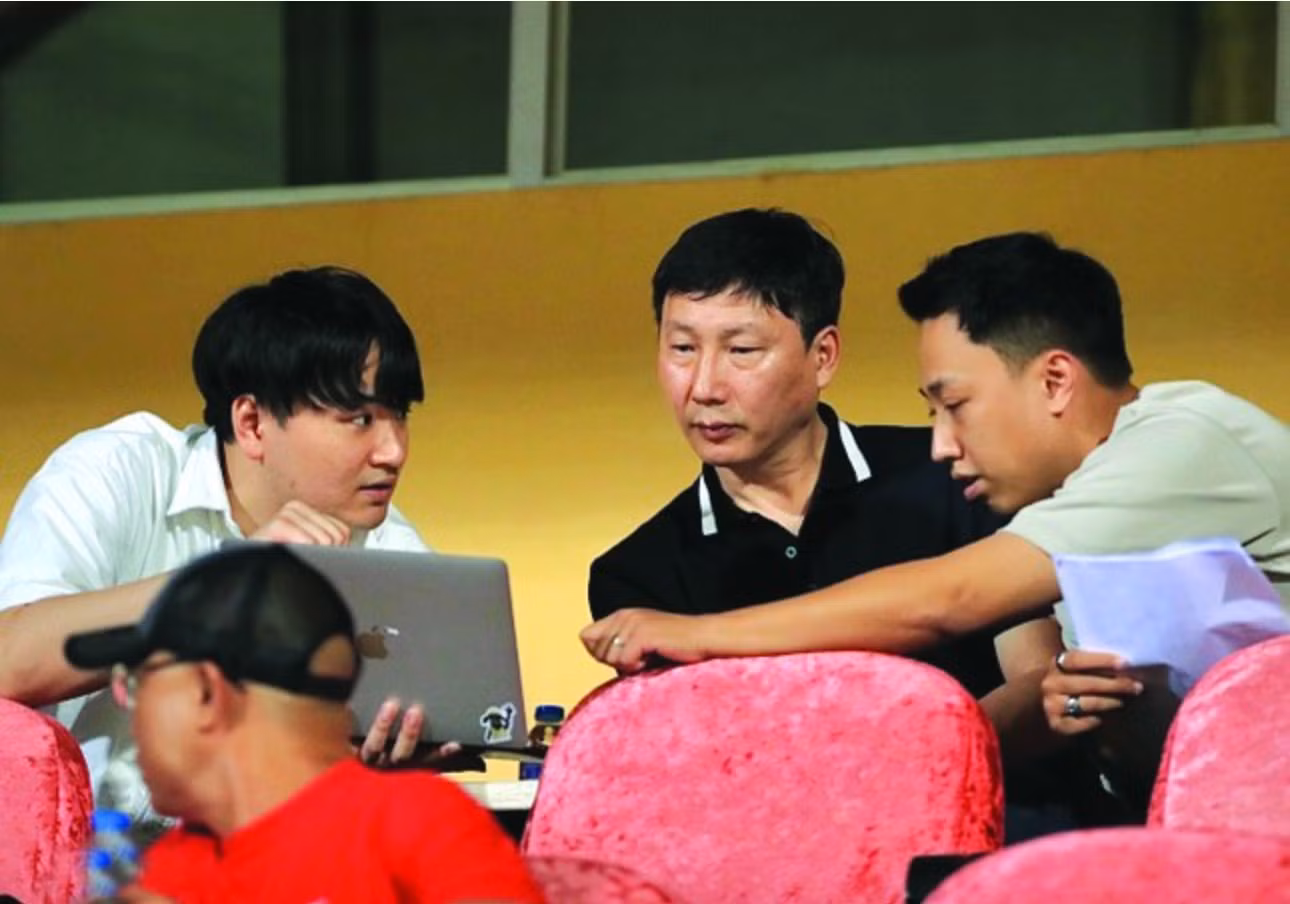 HLV Kim Sang-sik theo dõi V-League để chuẩn bị lực lượng cho các nhiệm vụ của đội tuyển Việt Nam. HLV Kim Sang-sik theo dõi V-League để chuẩn bị lực lượng cho các nhiệm vụ của đội tuyển Việt Nam.