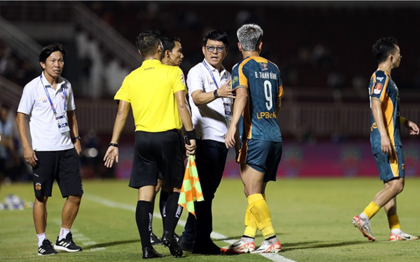 Là người có nhiều duyên nợ với giới trọng tài, ông Vũ Tiến Thành thường chỉ trích các "vua sân cỏ" mỗi khi đội nhà thua trận. Là người có nhiều duyên nợ với giới trọng tài, ông Vũ Tiến Thành thường chỉ trích các "vua sân cỏ" mỗi khi đội nhà thua trận.