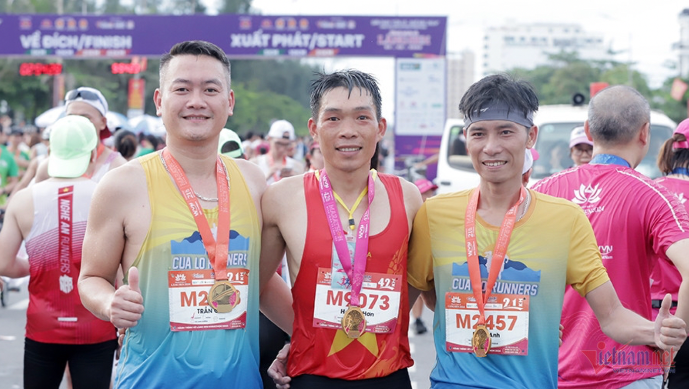 Hoàng Văn Hơn (giữa) giành chức vô địch ở giải chạy Làng Sen 2024