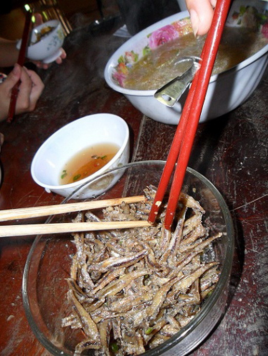 Bữa cơm của giáo viên cắm bản