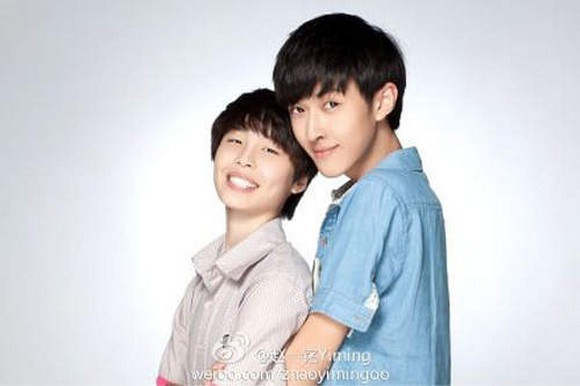 Bức ảnh chụp Yiming và bạn gái. Yiming đứng bên phải