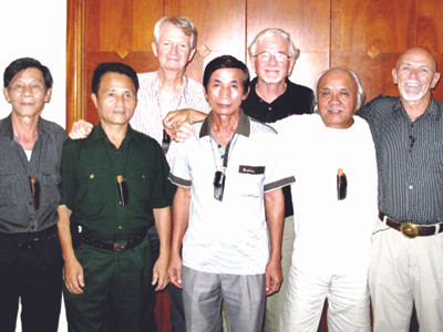 Manus Campbell và các cựu binh Mỹ bên những cựu chiến binh Việt Nam một thời bên kia chiến tuyến. ảnh: Nguyễn Huy