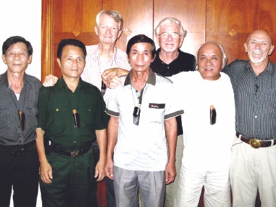 Manus Campbell và các cựu binh Mỹ bên những cựu chiến binh Việt Nam một thời bên kia chiến tuyến. ảnh: Nguyễn Huy