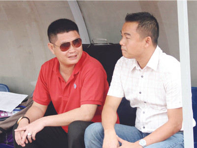 Bầu Thụy (đeo kính). Ảnh: VSI